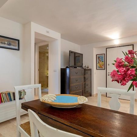 Charming Seafront Apartment With Garden And Patio Fertilia Bagian luar foto