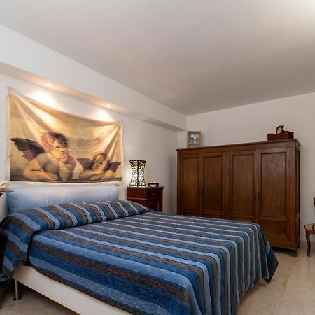 Charming Seafront Apartment With Garden And Patio Fertilia Bagian luar foto