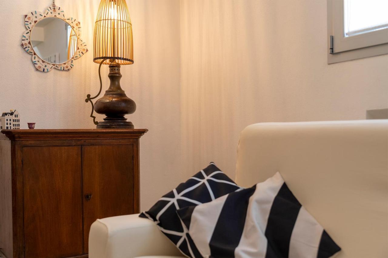 Charming Seafront Apartment With Garden And Patio Fertilia Bagian luar foto
