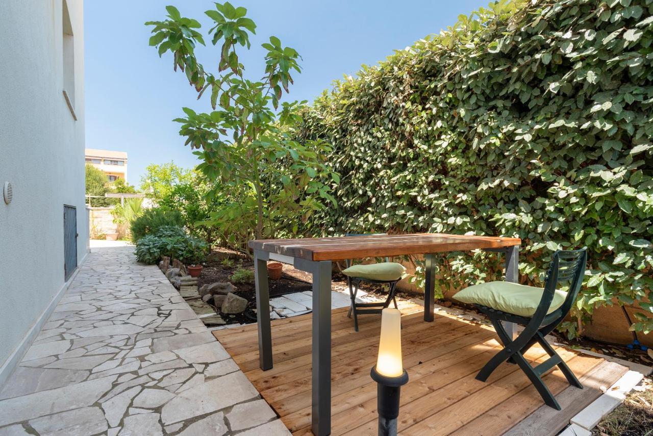 Charming Seafront Apartment With Garden And Patio Fertilia Bagian luar foto