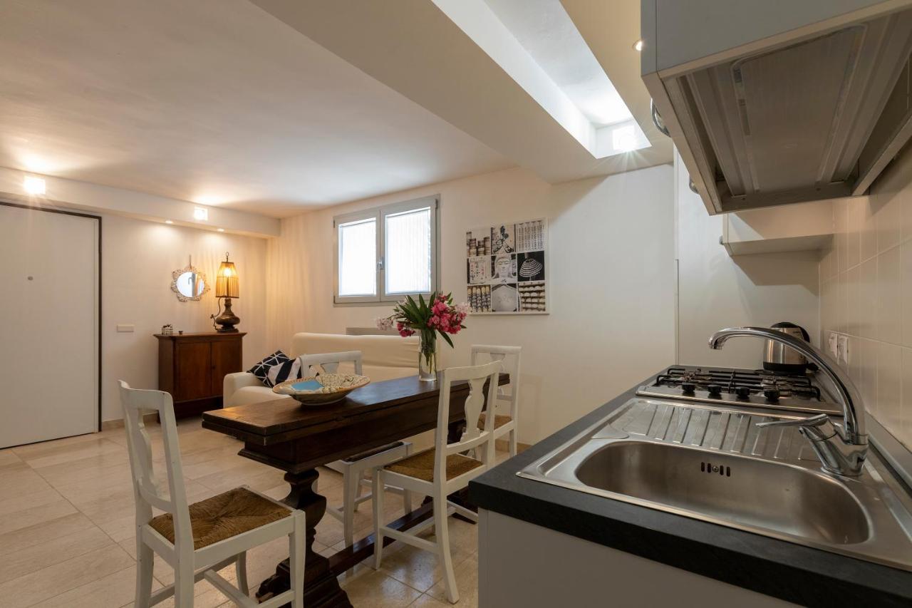 Charming Seafront Apartment With Garden And Patio Fertilia Bagian luar foto