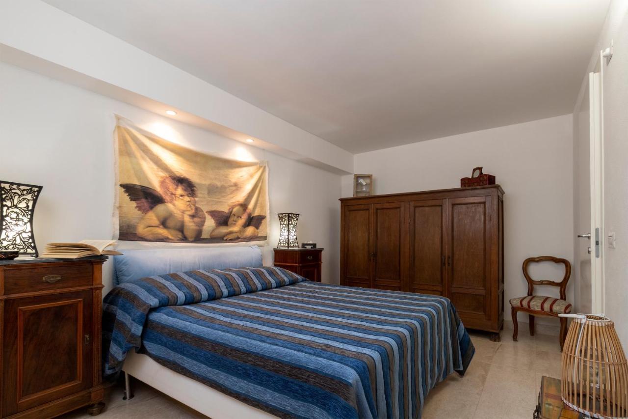 Charming Seafront Apartment With Garden And Patio Fertilia Bagian luar foto