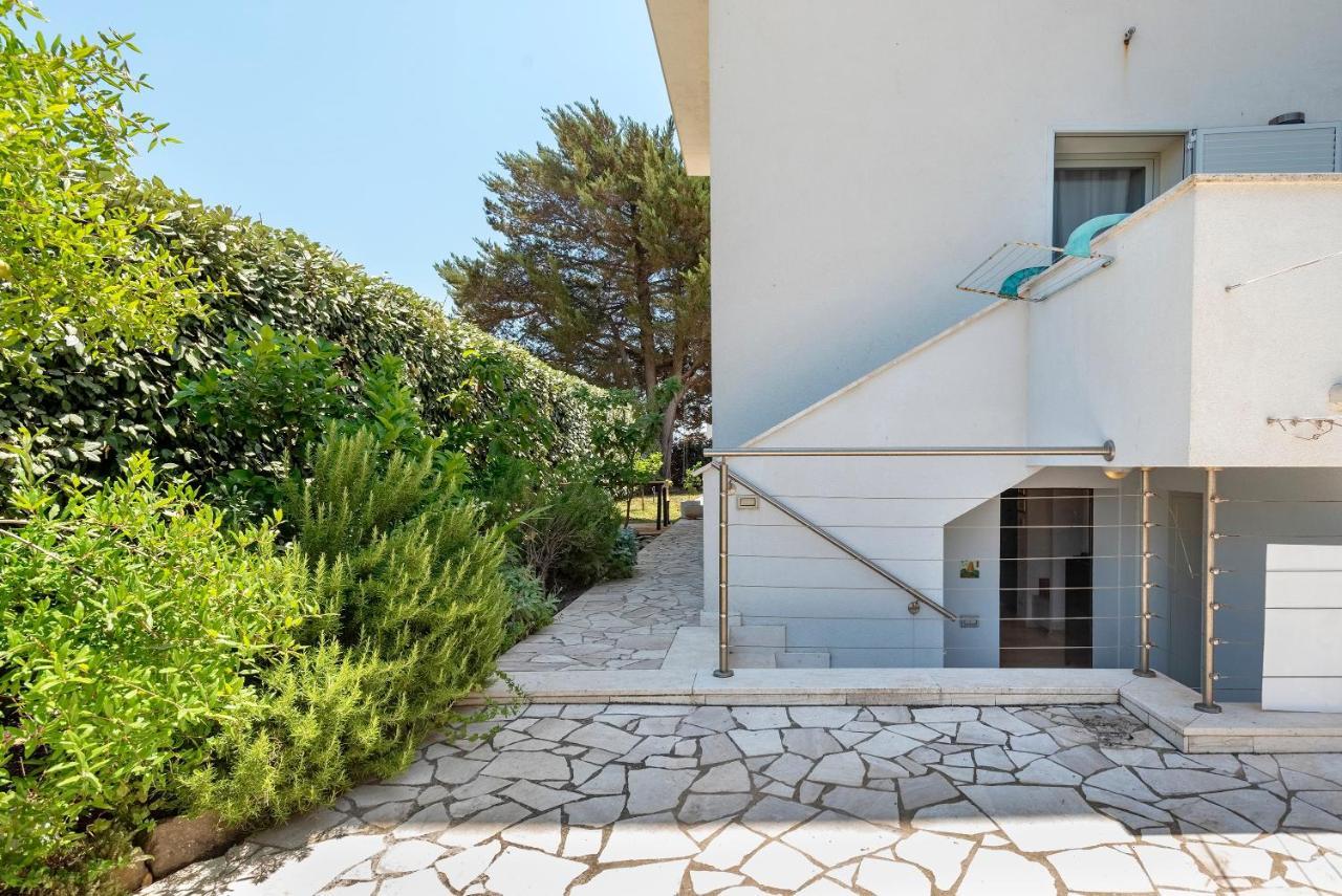 Charming Seafront Apartment With Garden And Patio Fertilia Bagian luar foto