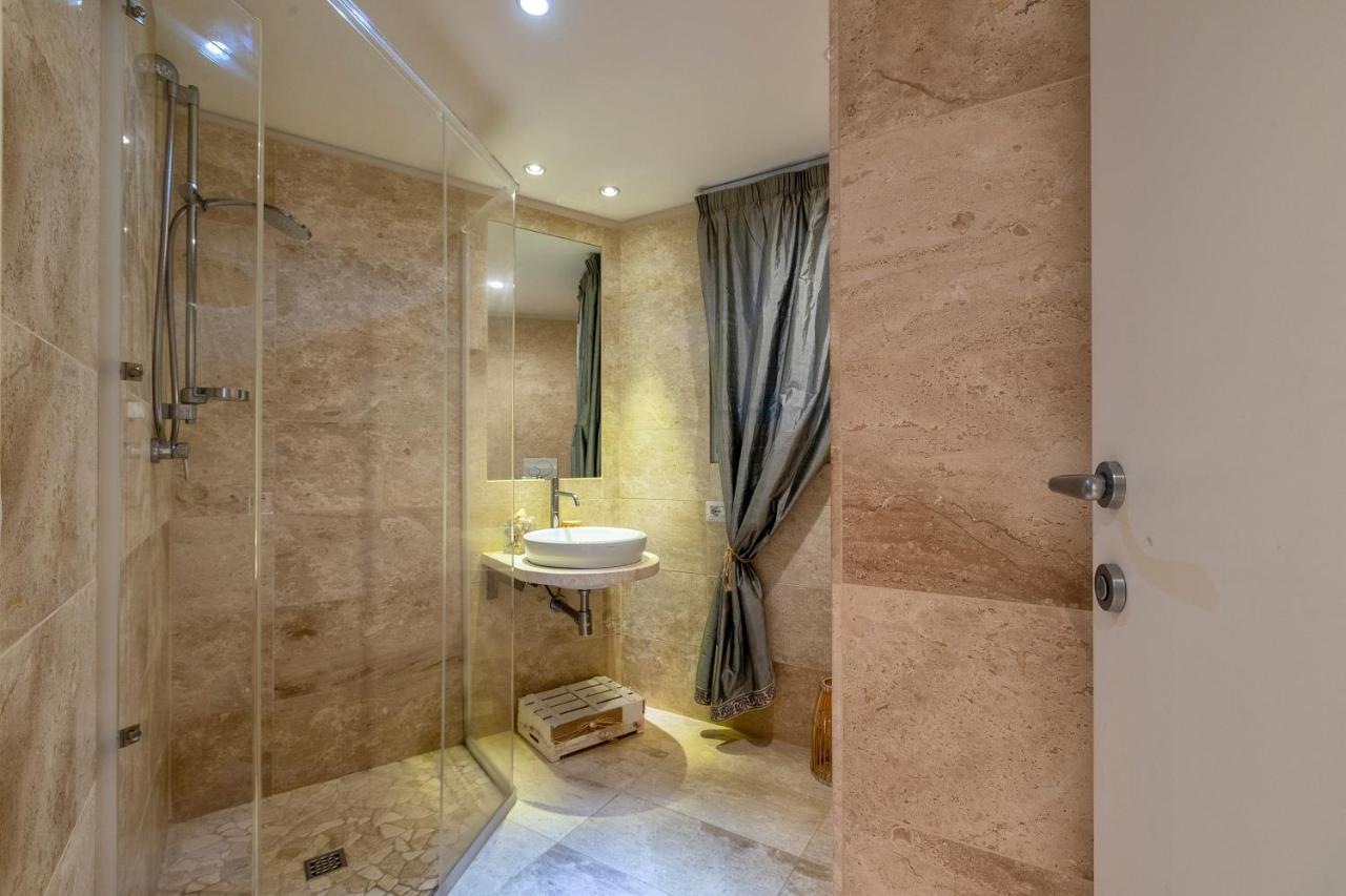 Charming Seafront Apartment With Garden And Patio Fertilia Bagian luar foto